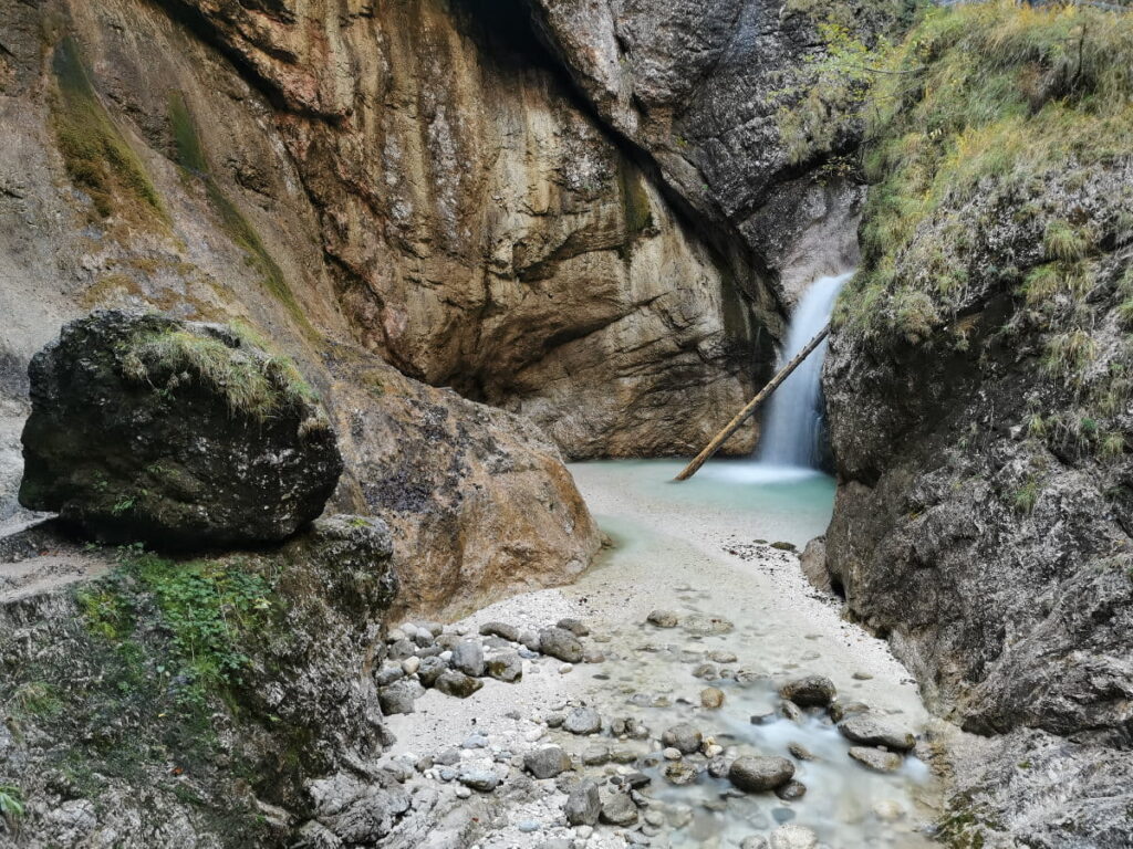 Zwischen den Felsen der Almbachklamm fließt türkisgrünes Wasser