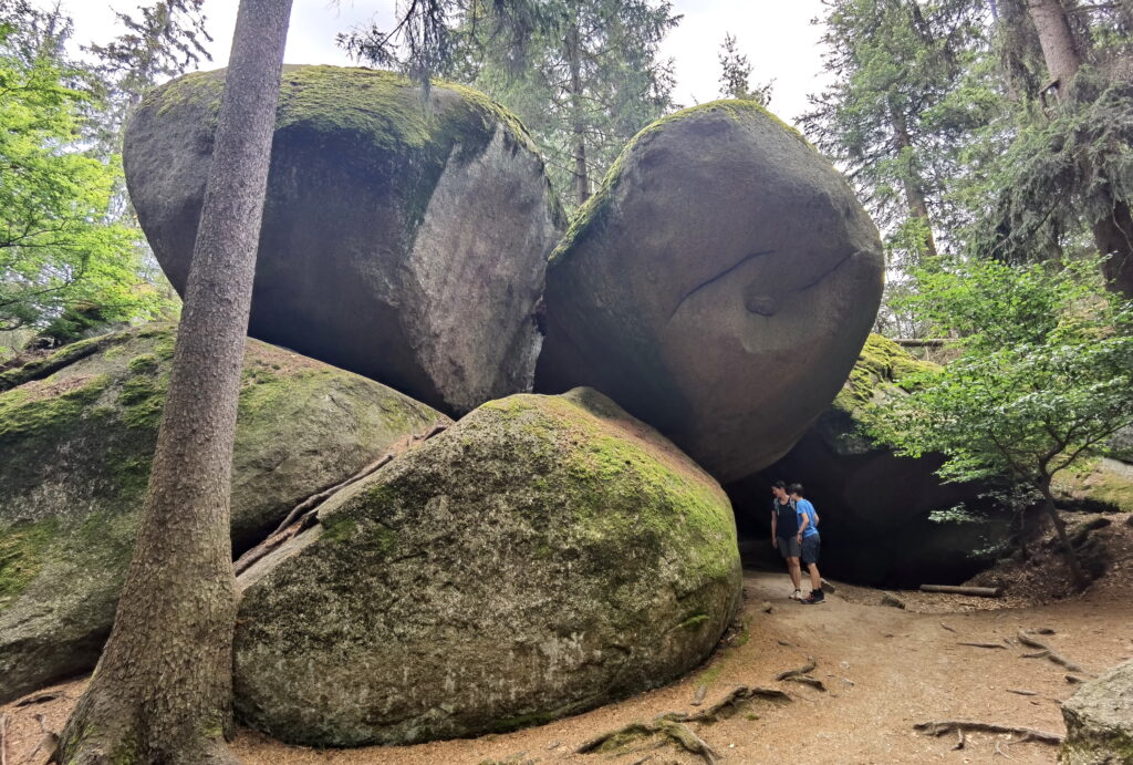 Riesige Felsen türmen sich im Felsenlabyrinth Luisenburg