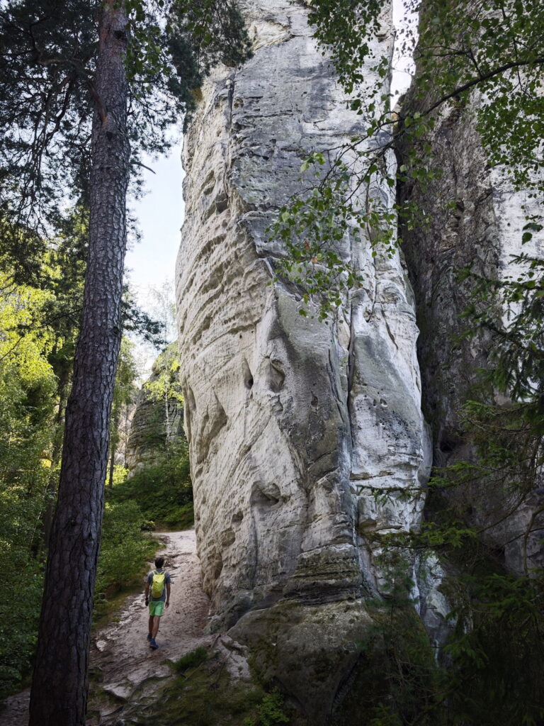 Einfach magisch: Das Hruba Skala Felsenlabyrinth mit meterhohen schlanken Felsen