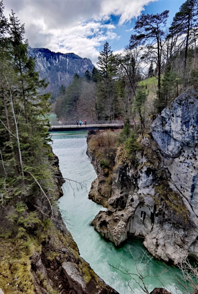 Die Felsen bei Füssen flankieren den Lechfall