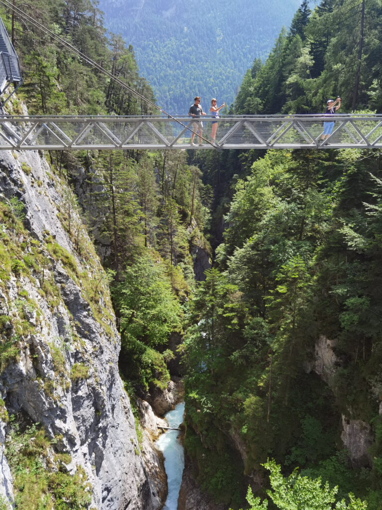 Felsen zwischen Mittenwald und Leutasch: Mittendrin die Leutascher Geisterklamm