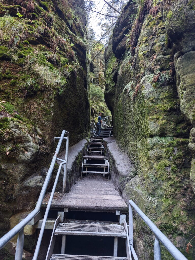 Zwischen den Felsen führt der Wanderweg durch die Schwedenlöcher