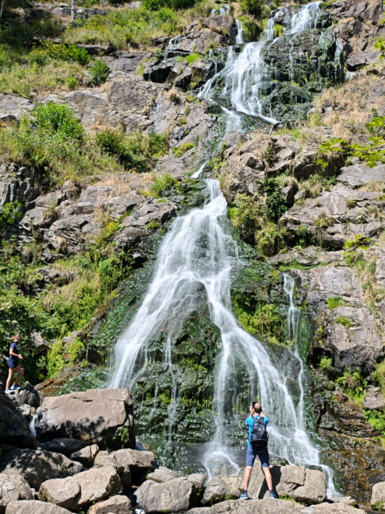 Die Todtnauer Wasserfälle fallen über die Felsen 97 Meter tief