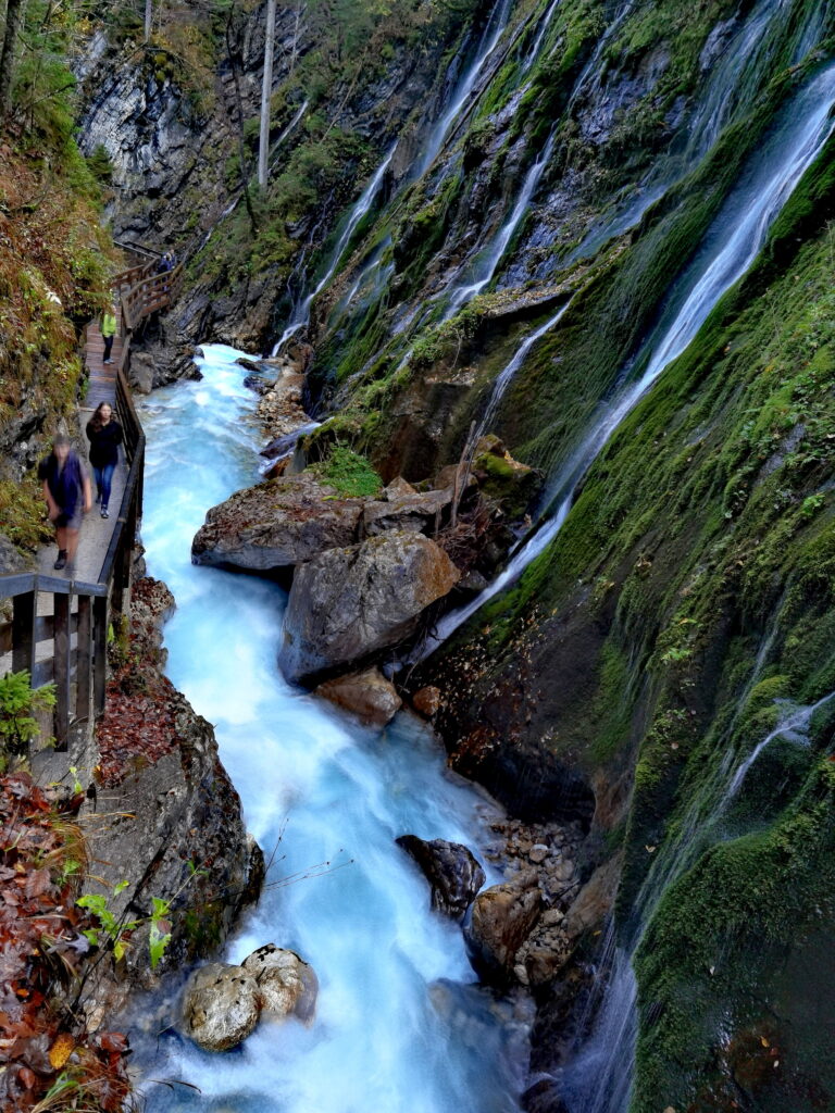Von den Felsen in der Wimbachklamm rauscht das Wasser herunter
