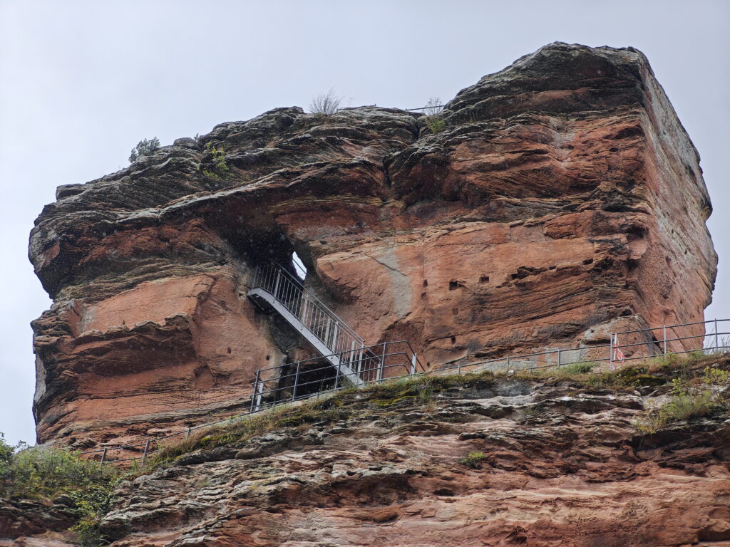 Die Burg Drachenfels ist in den Felsen hineingebaut