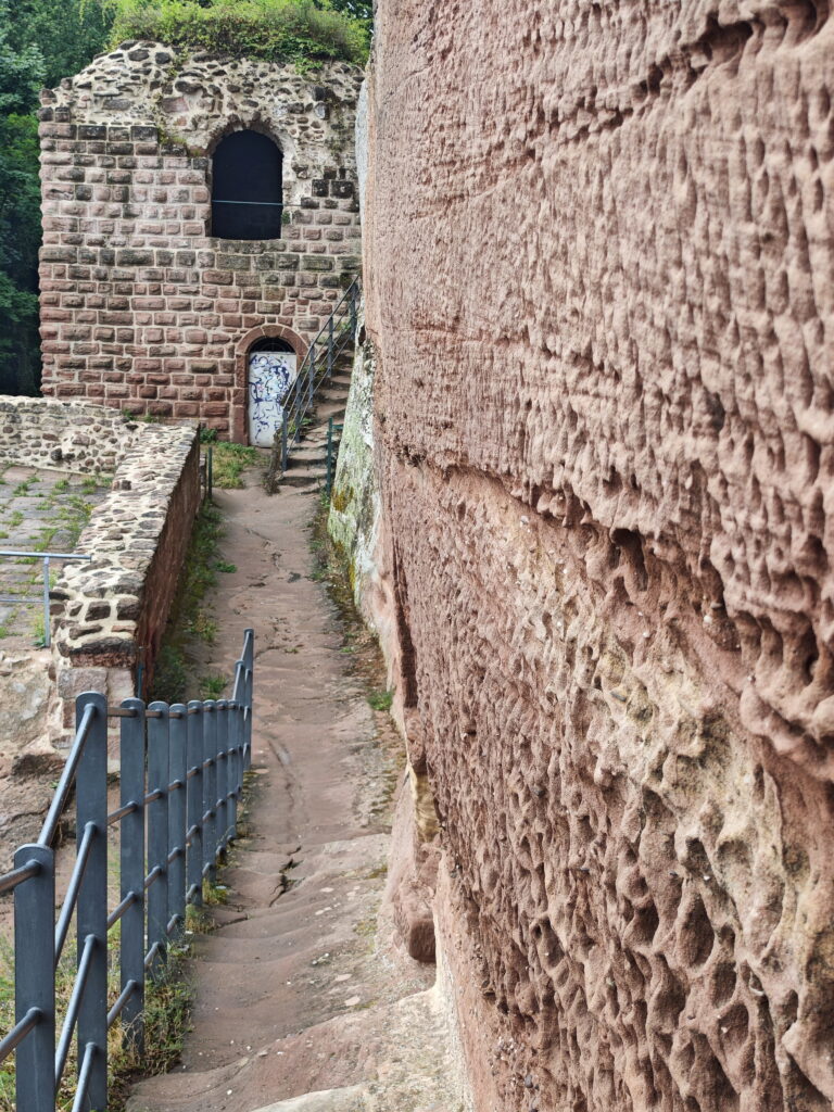 Aufgang in die Burg Drachenfels