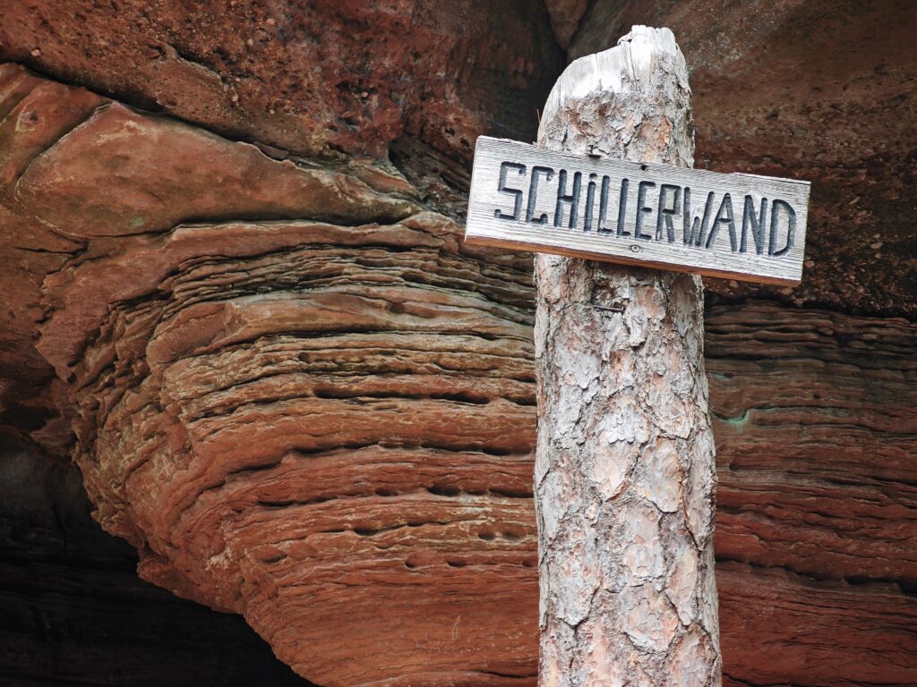 Das wabenförmige Sandgestein prägt die Schillerwand